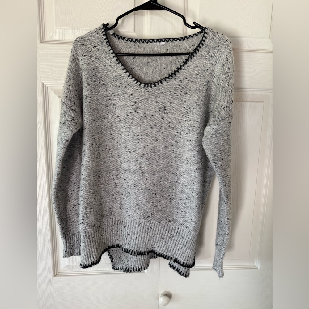 Source Unknown Light Gray V-Neck Knit Sweater with Black Trim